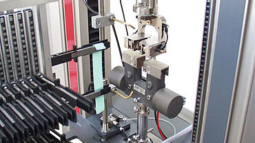 利用roboTest F机器人测试系统对薄膜进行自动拉伸测试