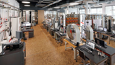 Laboratório de ensaios para ensaios de materiais e ensaios de componentes