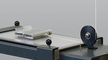 用zwickiLine材料试验机和试验夹具对COF薄膜的静态和动态摩擦行为进行了研究