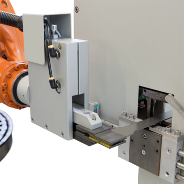 roboTest R机器人测试系统保证了将金属样品可靠地传输到条形码扫描仪、横截面测量设备和试验机。