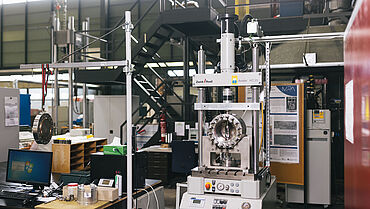 MPA斯图加特使用伺服液压试验机在氢的影响下测试金属材料