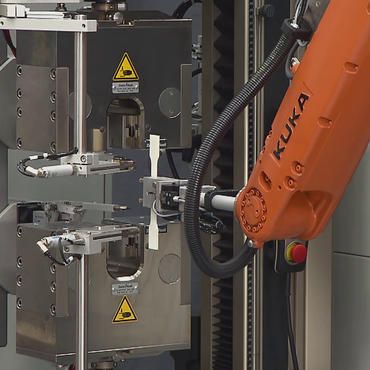 roboTest R机器人测试系统可靠地将塑料试样输送到试验机。