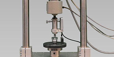 Máquina para ensaios de materiais com atuador de enaio electro - meco