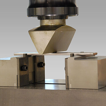 Arranjo de ensaio para ensaio de flexão de 3 pontos