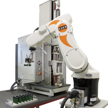 机器人从弹夹中取出胰岛素笔，并可靠地将其运送到测试机器，在那里进行压缩和扭转测试。