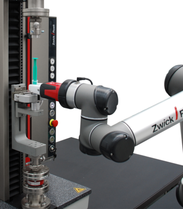轻量级机器人roboTest N在测试机器中放置注射器并自动测试