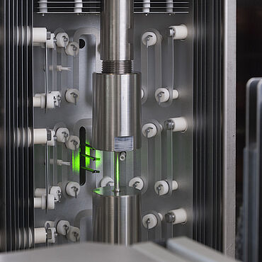 Preskusni sistem za nadzorovana okolja in temperature nad 1500 °C