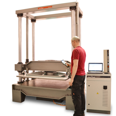 UTS 200.4 modernizada pela ZwickRoell com RetroLine testControl II